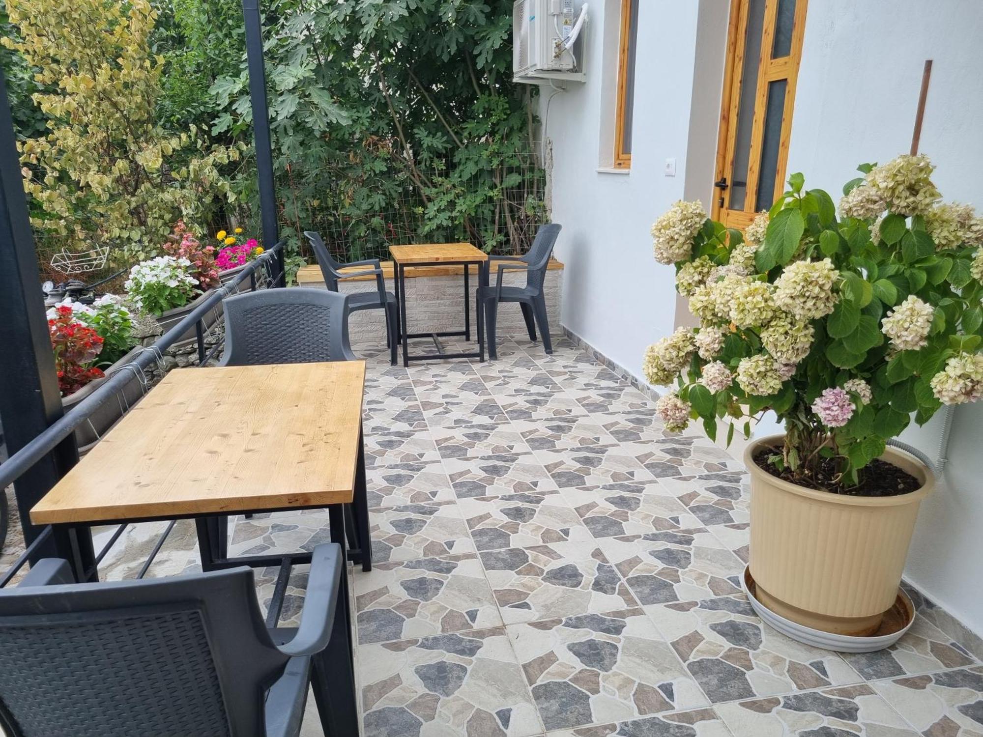 Tony'S Terrace Gjirokastër Exterior foto